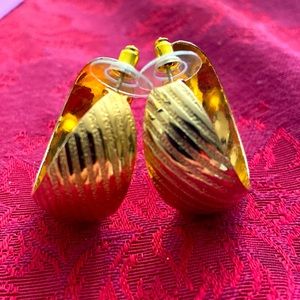 5/$10❤️❤️❤️Vintage 90s Gold Toned Hoops Earrings w New backings